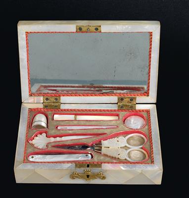 Viennese Biedermeier sewing box, - Starožitnosti (Nábytek, Sochařská díla, Sklo, Porcelán)
