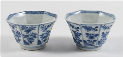2 achteckige blau-weiße Schälchen, - Saisoneröffnungs-Auktion Antiquitäten & Bilder & Möbel und Design