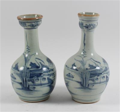 2 blau-weiße Knoblauchvasen, - Saisoneröffnungs-Auktion Antiquitäten & Bilder & Möbel und Design
