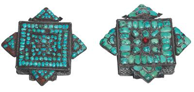 Konvolut (2 Stücke), Nepal: Zwei Schmuck- und Amulett-Anhänger aus Silber, mit Türkisen besetzt. - Saisoneröffnungs-Auktion Antiquitäten & Bilder & Möbel und Design