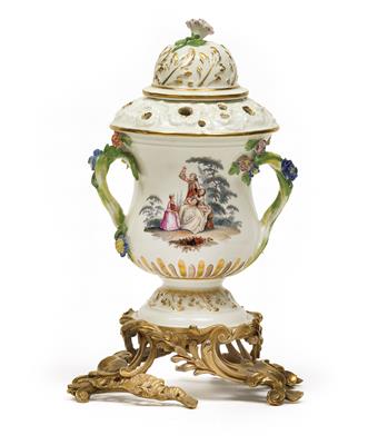 A ‘Brûle perfume’ vase with ‘bronze doré’ mounts, - Starožitnosti (Nábytek, Sochařská díla, Sklo, Porcelán)