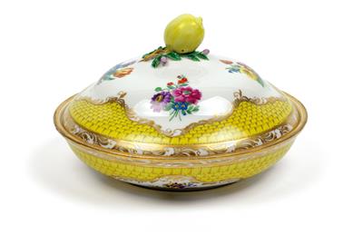 A dish and cover with a lemon as a finial, - Starožitnosti (Nábytek, Sochařská díla, Sklo, Porcelán)