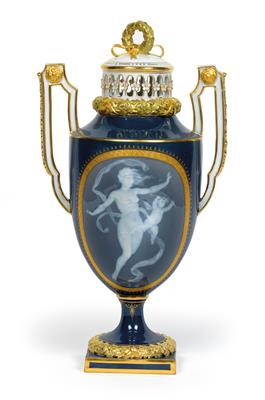 A vase and cover in the classicising style with white ‘pâte sur pâte’ work, - Starožitnosti (Nábytek, Sochařská díla, Sklo, Porcelán)