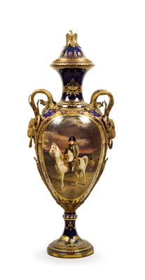 A large Napoleon vase and cover depicting the ‘Battle near Arcis-sur-Aube’ with rich ‘bronze doré’ mounts, - Starožitnosti (Nábytek, Sochařská díla, Sklo, Porcelán)