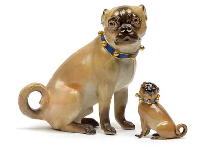 Large and small pug dogs with blue collars, gold braid with bows and 6 and 7 gilt bells respectively, - Oggetti d'arte (mobili, sculture, vetri e porcellane)