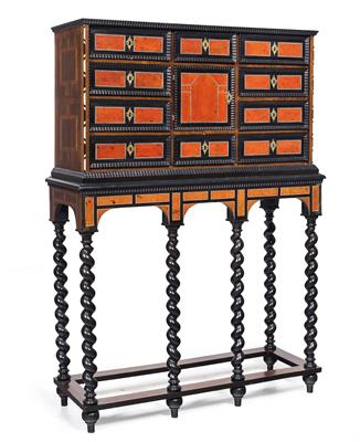 Small cabinet on stand, - Works of Art (Furniture, Sculptures, Glass, Porcelain)