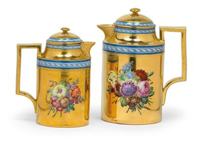 A coffee jug and milk jug both with covers, - Oggetti d'arte (mobili, sculture, vetri e porcellane)