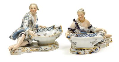 A gentleman and lady each holding a dish, - Works of Art (Furniture, Sculptures, Glass, Porcelain)