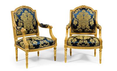 A pair of wide Fauteuils, - Works of Art (Furniture, Sculptures, Glass, Porcelain)