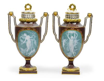 A pair of vases and covers in the classicising style with white ‘pâte sur pâte’ work, - Starožitnosti (Nábytek, Sochařská díla, Sklo, Porcelán)