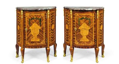 Pair of small chests of drawers, - Works of Art (Furniture, Sculptures, Glass, Porcelain)