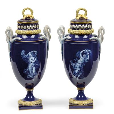 A pair of rare vases with covers in the classicising style with white enamel work, - Starožitnosti (Nábytek, Sochařská díla, Sklo, Porcelán)