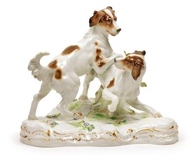 A pair of hunting dogs playing, - Oggetti d'arte (mobili, sculture, vetri e porcellane)