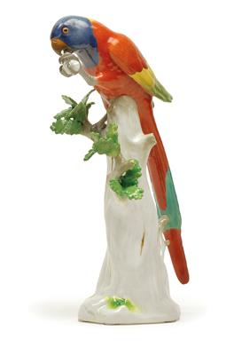 A parrot sitting on a tree in leaf, holding a stone in its claws, - Starožitnosti (Nábytek, Sochařská díla, Sklo, Porcelán)