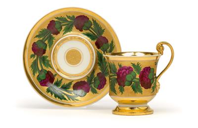 A Paris cup and saucer with floral frieze, - Starožitnosti (Nábytek, Sochařská díla, Sklo, Porcelán)