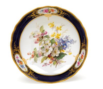 A dish with flowers after Braunsdorf, - Works of Art (Furniture, Sculptures, Glass, Porcelain)