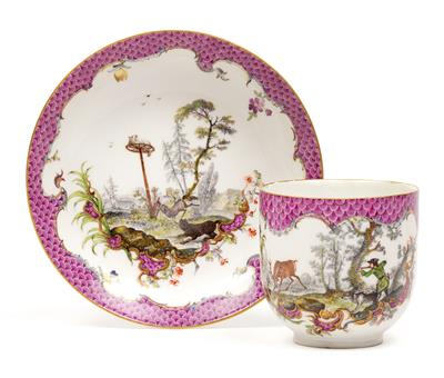 A cup and saucer with hunting scenes, - Oggetti d'arte (mobili, sculture, vetri e porcellane)