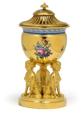 A sugar urn and cover, - Oggetti d'arte (mobili, sculture, vetri e porcellane)