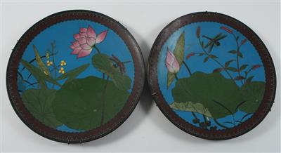 1 Paar Cloisonné Teller, - Saisonabschluß-Auktion Bilder, Möbel und Antiquitäten