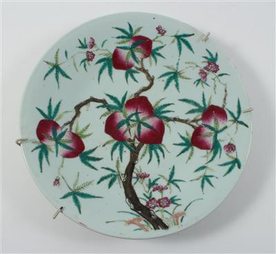 Famille rose Teller mit neun Pfirsichen - Saisonabschluß-Auktion Bilder, Möbel und Antiquitäten