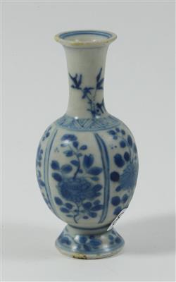 Kleine blau-weiße Vase - Saisonabschluß-Auktion Bilder, Möbel und Antiquitäten
