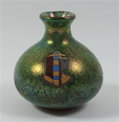Vase mit ägyptischem Dekor, - Saisonabschluß-Auktion Bilder, Möbel und Antiquitäten