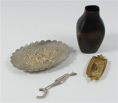 Vase, zwei kleine Schalen und figuraler Flaschenöffner, - Saisonabschluß-Auktion Bilder, Möbel und Antiquitäten