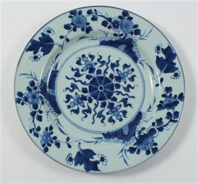 Blau-weißer Teller, - Saisoneröffnungs-Auktion Antiquitäten & Bilder