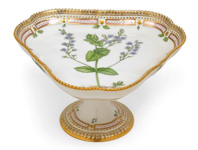 A "Flora Danica" epergne, - Works of Art (Furniture, Sculptures, Glass, Porcelain)