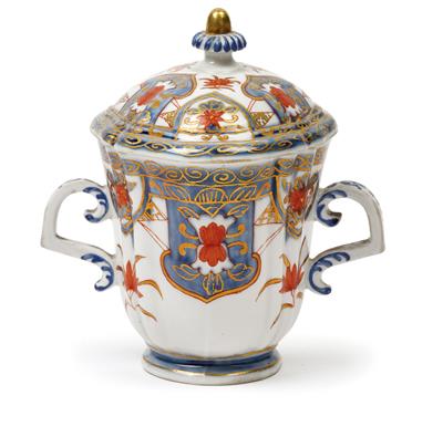 A Du Paquier lidded vessel with "Imari" decor, - Oggetti d'arte (mobili, sculture, vetri, porcellane)