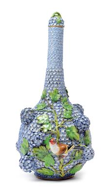 A bottle vase with lid and light blue guelder rose décor, - Works of Art (Furniture, Sculptures, Glass, Porcelain)