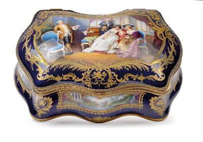 A large casket, - Oggetti d'arte (mobili, sculture, vetri, porcellane)