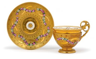 A large teacup with saucer, - Starožitnosti (Nábytek, Sochařská díla, Sklo, Porcelán)