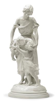 A figure of a young mother with 2 children, - Starožitnosti (Nábytek, Sochařská díla, Sklo, Porcelán)