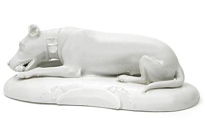 A figure of a reclining Great Dane, - Oggetti d'arte (mobili, sculture, vetri, porcellane)