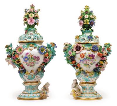 A pair of lidded vases, - Starožitnosti (Nábytek, Sochařská díla, Sklo, Porcelán)