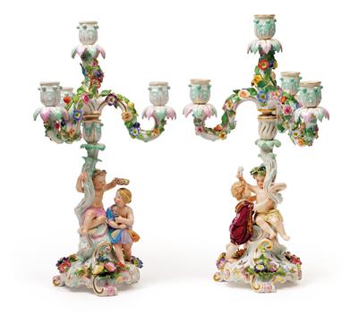 A pair of candelabra with 4 season children, - Starožitnosti (Nábytek, Sochařská díla, Sklo, Porcelán)