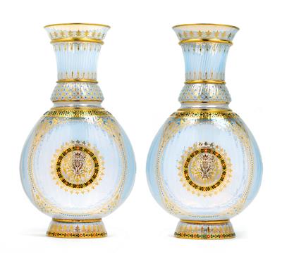 A pair of Lobmeyr mother-of-pearl opal vases, - Oggetti d'arte (mobili, sculture, vetri, porcellane)