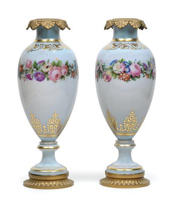 A pair of opalin vases with "bronze doré" mounting, - Starožitnosti (Nábytek, Sochařská díla, Sklo, Porcelán)