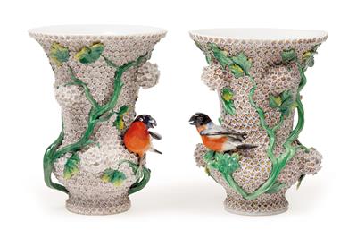 A pair of guelder rose vases, - Starožitnosti (Nábytek, Sochařská díla, Sklo, Porcelán)