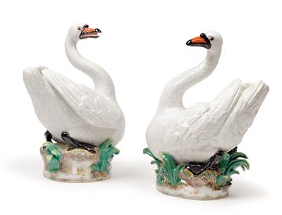 A pair of swans sitting on earth base with reeds, - Oggetti d'arte (mobili, sculture, vetri, porcellane)