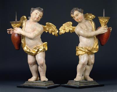 A pair of standing angel with flaming hearts as candleholders, - Starožitnosti (Nábytek, Sochařská díla, Sklo, Porcelán)