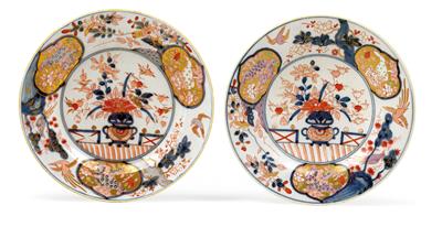 A pair of plates with "Imari" decor, - Oggetti d'arte (mobili, sculture, vetri, porcellane)