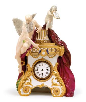 A porcelain clock case, - Oggetti d'arte (mobili, sculture, vetri, porcellane)