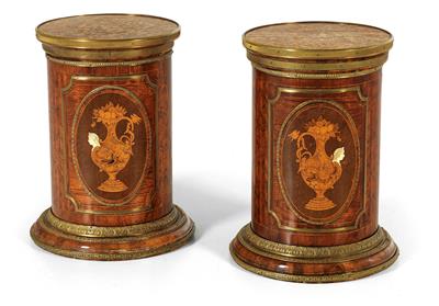 Rare pair of Neo-Classical column stands, - Oggetti d'arte (mobili, sculture, vetri, porcellane)