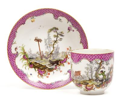 A cup and saucer with hunting scenes, - Starožitnosti (Nábytek, Sochařská díla, Sklo, Porcelán)