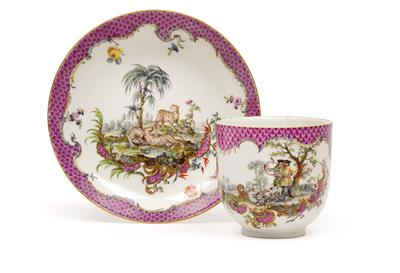 A cup and saucer decorated with hunting scenes, - Starožitnosti (Nábytek, Sochařská díla, Sklo, Porcelán)