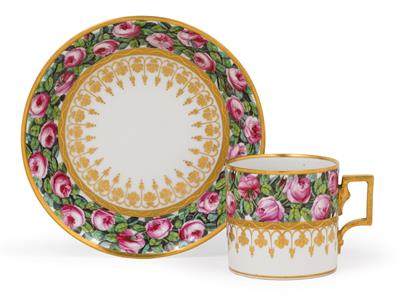 Tasse und Untertasse mit Rosenfriesen, - Antiquitäten (Möbel, Skulpturen, Glas, Porzellan)