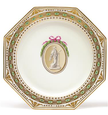 A plate decorated with a figure in the manner of antiquity, - Starožitnosti (Nábytek, Sochařská díla, Sklo, Porcelán)