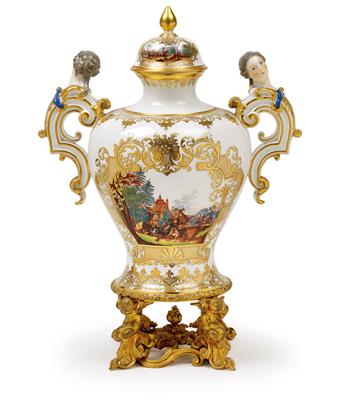 An important lidded vase with handles in the form of female heads and decorated with hunting scenes, with gilt bronze mounts, - Oggetti d'arte